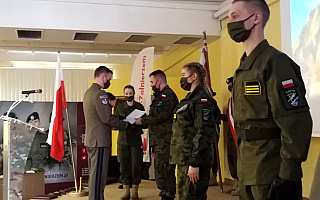 Maturzyści z olsztyńskiego Feniksa otrzymali certyfikaty ukończenia edukacji wojskowej